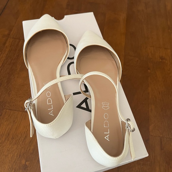 Size 6.5 white leather flats pointy toe - Picture 3 of 6